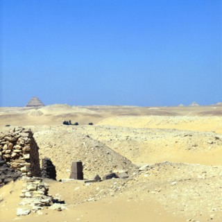 Saqqarah, vue de la pyramide à degrés de Djéser du mastaba de Ptahhotep