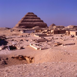 Saqqarah, vue de la pyramide à degrés de Djéser de la pyramide d’Ounas, angle sud-ouest de la pyramide