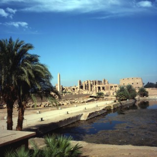 Karnak, Vue du lac sacré sur la face orientale de la salle hypostyle
