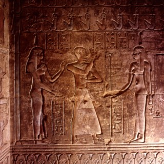 Deir el-Medineh, Temple ptolémaïque , chapelle de gauche, scène de la psychostasie , entrée du défunt entre les deux Maât