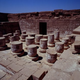 Medinet Habou, Temple de Ramsès III, première salle hypostyle, assises des vingt-quatre colonnes