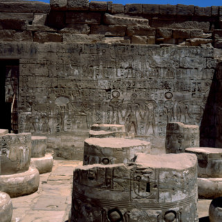 Medinet Habou, Temple de Ramsès III, première salle hypostyle, mur Est côté Sud, présentation du roi entre Horus et Thot au dieu Amon