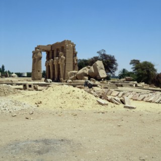 Ramesseum, Temple de Ramsès II, colosse couché de Ramsès II et deuxième pylône
