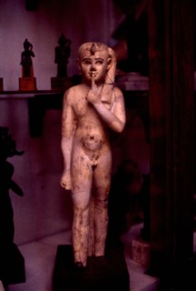 Représentation de l'enfant royal porteur de l'uraeus et de la mèche tressée, l'index placé devant la bouche