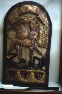 Stèle représentant le roi en sphinx couronné du pschent guidé par le faucon et terrassant les ennemis des contrées étrangères