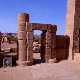 Philae, Temple d'Imhotep. Entrée vue de l'intérieur