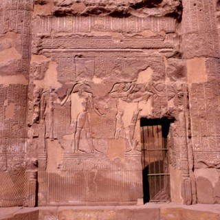 Esna, Bas-relief de la façade du temple