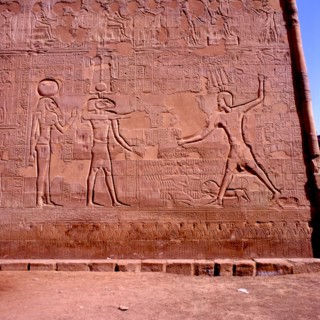 Esna, Bas-relief de la façade du temple
