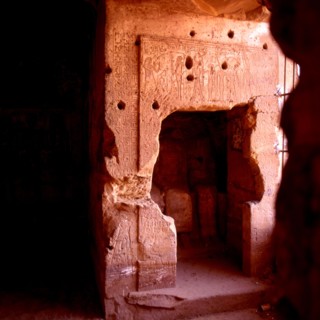 Gebel el-Silsileh, Spéos d'Horemheb. Paroi Nord : ouverture sur une chapelle
