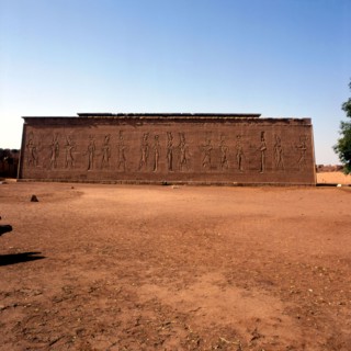 Temple d'Edfou. Façade arrière vue de face