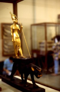 Tombe de Toutankhamon : groupe représentant le roi avec la couronne blanche, la canne et le flabellum sur le dos d'une panthère