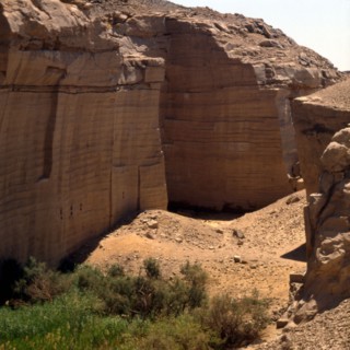 Sandstone quarry, Cutting stone beds
