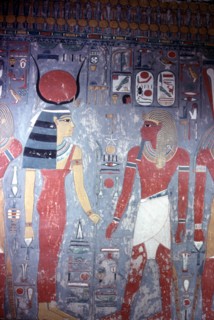 Tombe d'Horemheb, Hathor devant le roi