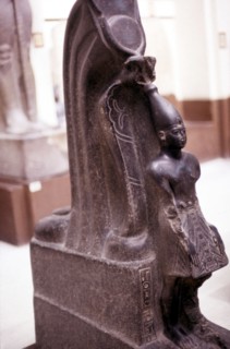 Aménophis II protégé par la déesse serpent