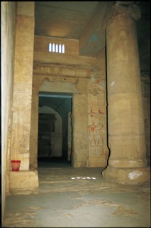 Abydos, Accès à l'une des chapelles formant la frontière interne du temple