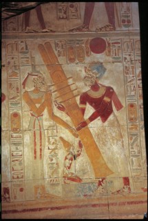 Abydos, Pharaon relève le pilier "djed", symbole d'Osiris