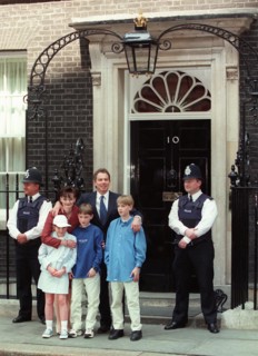 Tony Blair en famille devant 10 Downing Street, en 1997