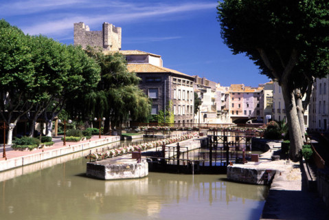 Narbonne, La Robine canal, lock downstream from the Voltaire Bridge; in the background, the Merchants' Bridge