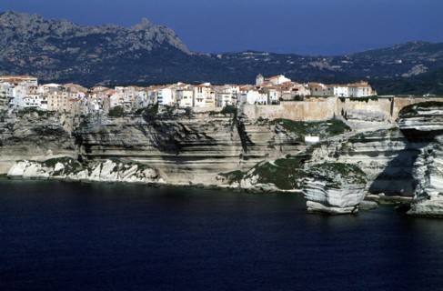Vue de la côte Accore sur Bonifacio, au fond, mont de la Trinité