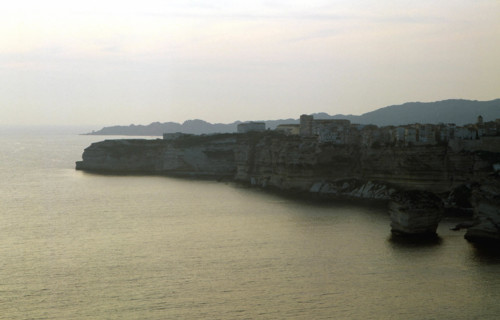 Vue de la côte Accore sur Bonifacio et pointe du Timon, au fond Capo di Feno