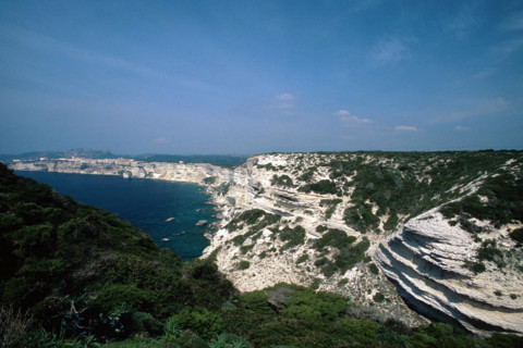 Vue de l'ancienne batterie, côte Accore, sur la côte et Bonifacio