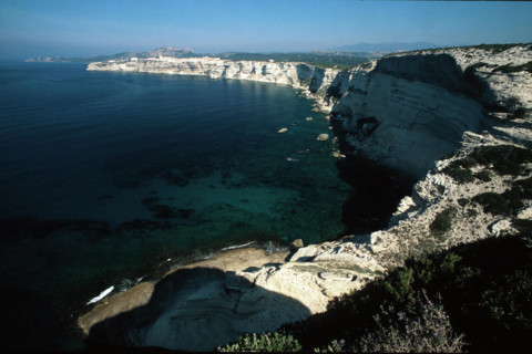 Vue de l'ancienne batterie, côte Accore, sur la côte et Bonifacio