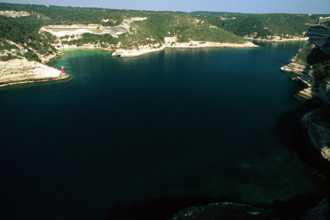 Vue de la citadelle sur le chenal du port de Bonifacio