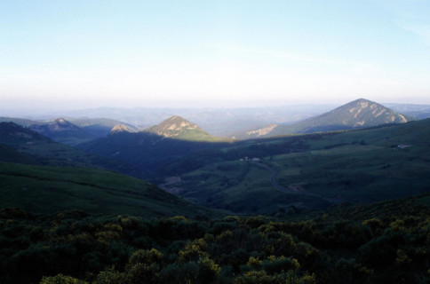 Vue depuis Croix de Boutières en direction de (g. à dr.) Chabrières, Roche de Borée, Gouleyou, Suc de Touron, Suc de Sara
