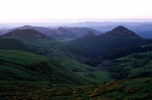 Vue depuis Croix de Boutières en direction de (g. à dr.), Chabrières, Roche de Borée, Gouleyou, Suc de Touron