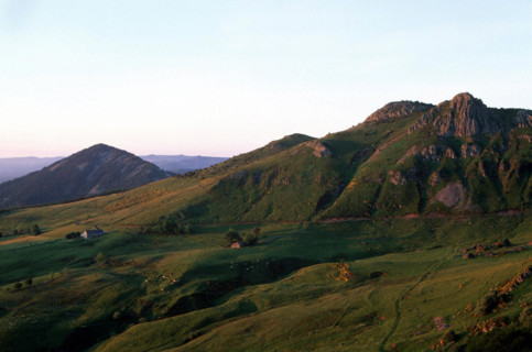 Vue depuis Croix de Boutières avec, de g. à dr., suc de Sara, roche de Cruzet
