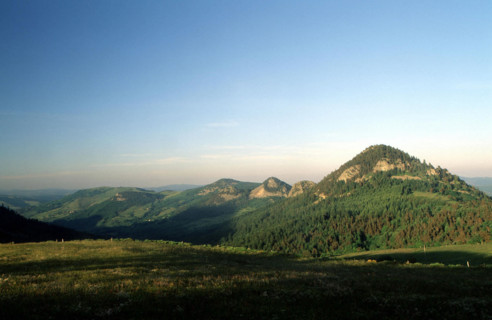 View from the D400 road towards, from r. to l., Suc de Touron, Gouleyou, Roche de Borée