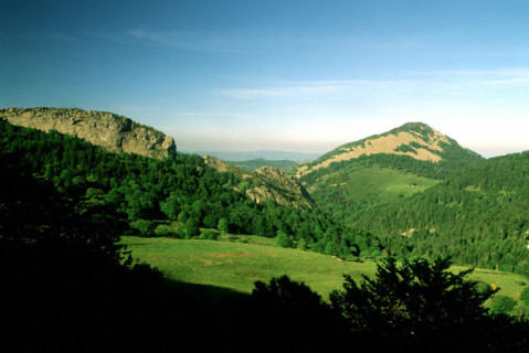 Vue de la D378 en direction de, de g. à dr., rocher des Pradoux, suc de Sara