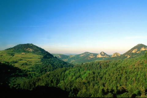 View from the D400 road towards, from l. to r., Chabrières, Roche de Borée, Gouleyou, Suc de Touron