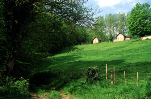 Vue de la D104 en direction de la chapelle
