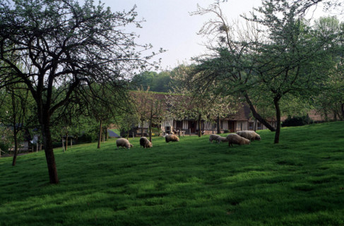 Val-au-Cesne, chaumière face à l'auberge, de l'autre côté de la D5