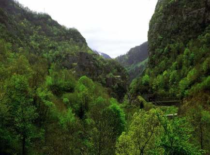 View of La Mâture path, suitable for vehicles, towards Le Portalet