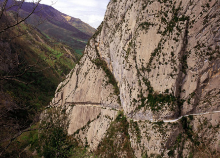 La Mâture path seen from the upper extension of the access road to the Fort, above the Gorges d'Enfer