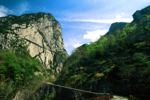 Le Pène de la Mounédère and La Mâture path, the Fort du Portalet and the access bends, seen from the access bridge to the fort