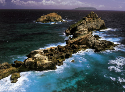 Vue du morne Pavillon sur le pointe des Colibris et la Roche avec au fond La Désirade