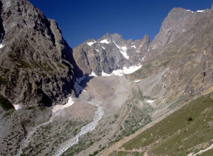 Vue du sentier du glacier blanc vers le glacier noir et sa moraine
