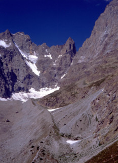 Vue du sentier du glacier blanc vers le glacier noir et sa moraine