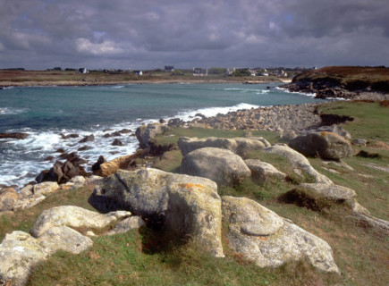 Vue de la pointe du Coq en direction du sud-est, anse de Penfoul. Pleine mer