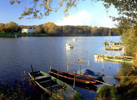 Vue du port des Charettes en direction du château de la Desnerie