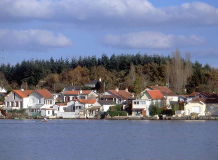 Vue de la rive entre les châteaux du Meslier et de la Desnerie, en direction de Port la Blanche