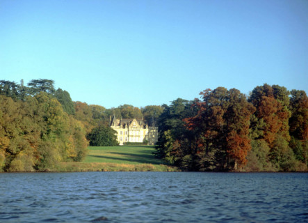 Vue de bateau en direction du château de la Couronnerie