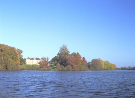 Vue de bateau en direction du château du Grand Nay