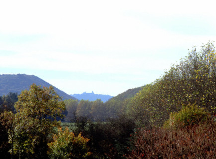 Vue de la RN6, sur l'aire de repos de Voutenay-sur-Cure, en direction du sud-ouest. Vézelay au fond