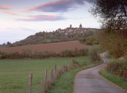 Vue du bas du chemin joignant la D951 à Vézelay, en direction de Vézelay