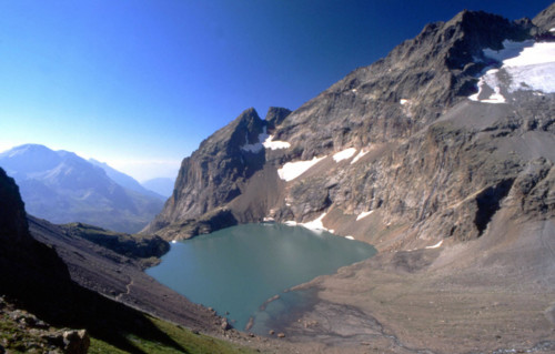 Vue du col des Grangettes en direction du lac de l'Eychauda