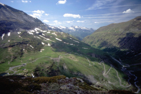 Vue du cirque de Troumouse, route à péage en direction du massif de l'Ardiden